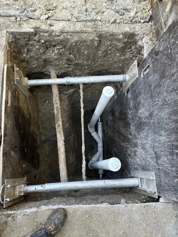 Experienced plumber completing Gas Line Repair work in Country Club